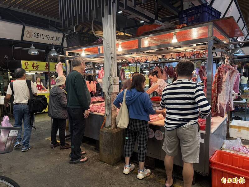 新北溫體豬肉黃昏市場先上架 婆婆媽媽搶購：還是新鮮豬肉對味