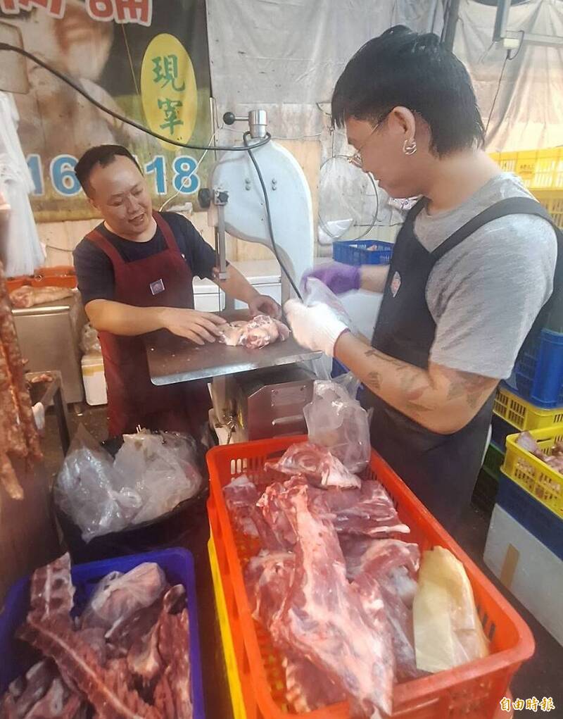 南投黃昏市場溫體豬肉開賣 生意強強滾