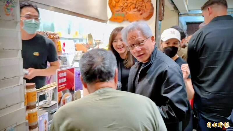 黃仁勳快閃「莉莉水果店」 二代老闆揭店名源自美國緣分