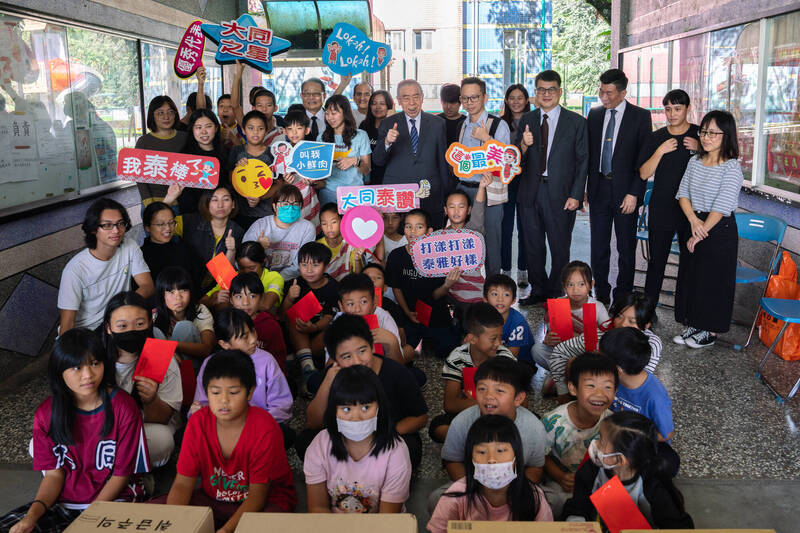 到宜蘭偏鄉國小致贈校務發展基金 李棟樑勉孩童勤奮向學