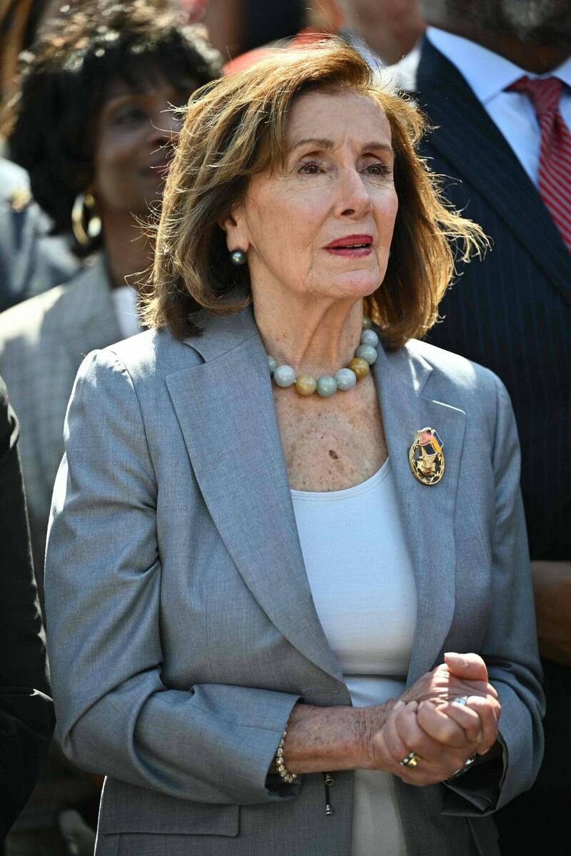 美国众议院首位女议长裴洛西宣布将结束横跨40年的从政生涯。图为今年（2025）4月她出席川普执政百日记者会。（法新社资料照）