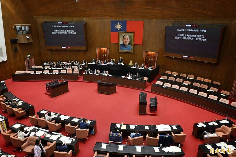 藍白拚停年改惹議 林智群轟退休公教「吃國家幾年了」