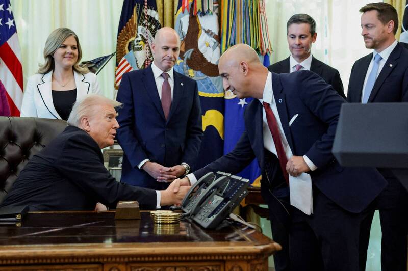 美国总统川普与药厂达成协议，礼来和诺和诺德同意大幅降低其畅销减肥药的价格。图为川普与诺和诺德执行长马兹亚（Maziar Mike Doustdar）握手。（路透）