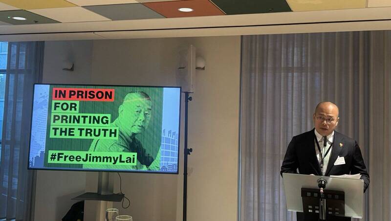 黎智英儿子黎崇恩今天向出席IPAC年度峰会发表简短演说，请求各国议员发表公开、跨党派声明，要求中国立即无条件释放黎智英。（撷取自X平台「#FreeJimmyLai」）