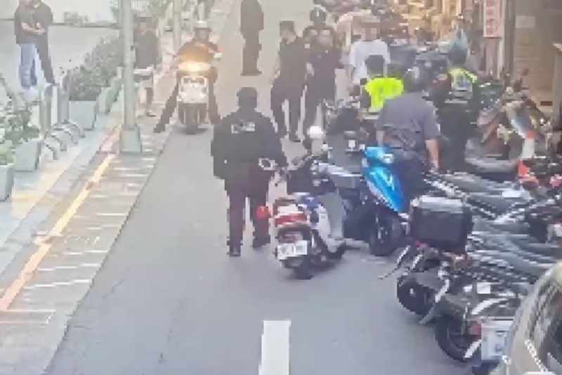 台北市林森北路、农安街口爆发街头斗殴，大批警力到场处理。（记者邱俊福翻摄）