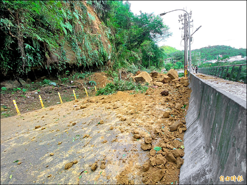 基隆暖暖邊坡坍塌 道路中斷搶修
