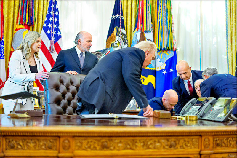 藥廠高層昏倒 川普處變不驚