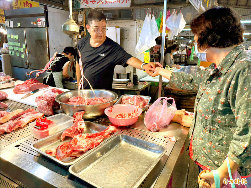 首批溫體豬上市 生意好