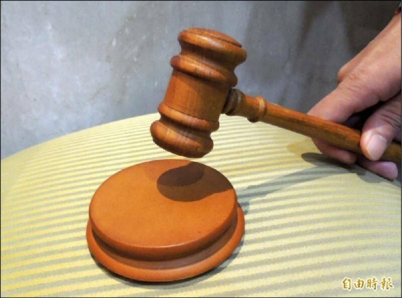 多车道左转未先驶入内侧车道警目睹追上广播要再开罚，男子不服提诉讼。（资料照）