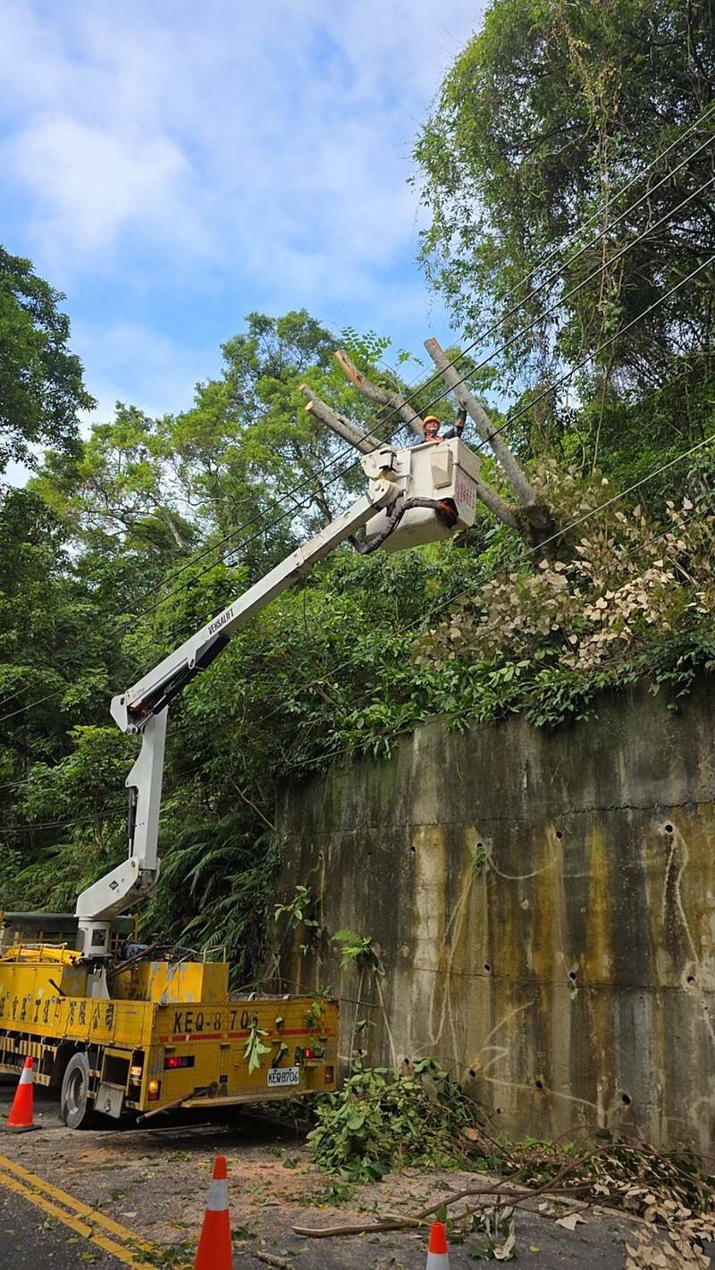 鳳凰升級中颱恐襲台 台電全力戒備防颱遇停電主動派修