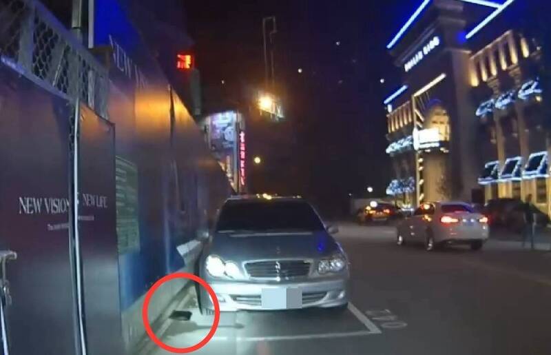 魏男一度将内有毒品的黑色包包丢在路旁。（警方提供）