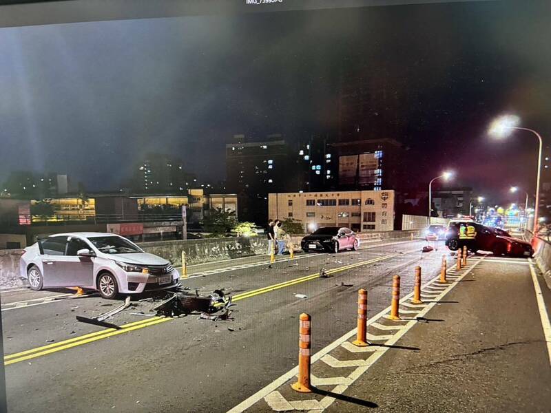 陈姓男子驾驶的轿车与徐姓男子驾驶的休旅车发生碰撞，车头严重毁损。（警方提供）