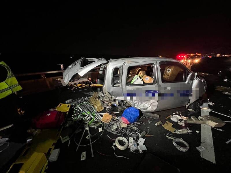 事故现场一片狼藉，令人怵目惊心。（警方提供）