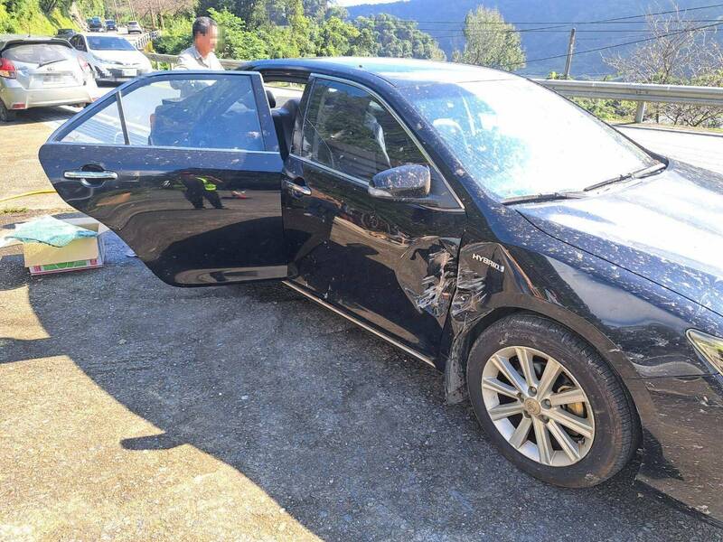 遭落石击中车辆，车上有4名乘客，2男、2女均成人，由桃园行经台7线拟往梨山南投方向旅游，事发后饱受惊吓、无受伤。（民众提供）