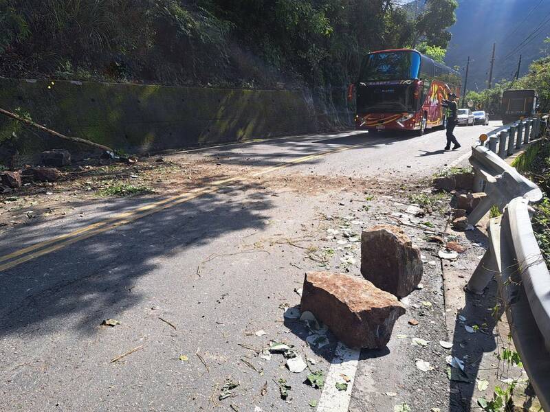 台7线宜兰英士路段发生落石砸车，警方到场交管。（民众提供）