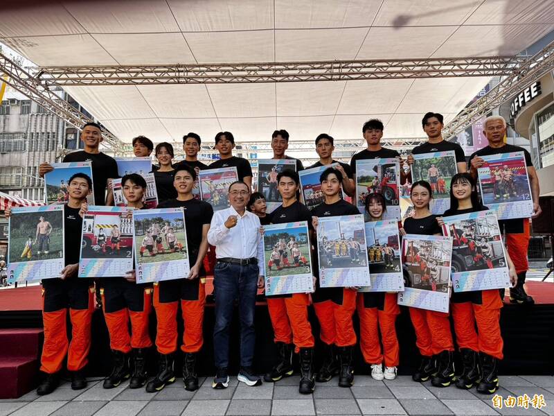 新北市消防局于板桥举办「新北消防形象月历」发表会，今年以「全民守护‧消防萌力」为主题，邀请14名消防猛男、4名清秀美女合体小小消防员拍月历。（记者罗国嘉摄）