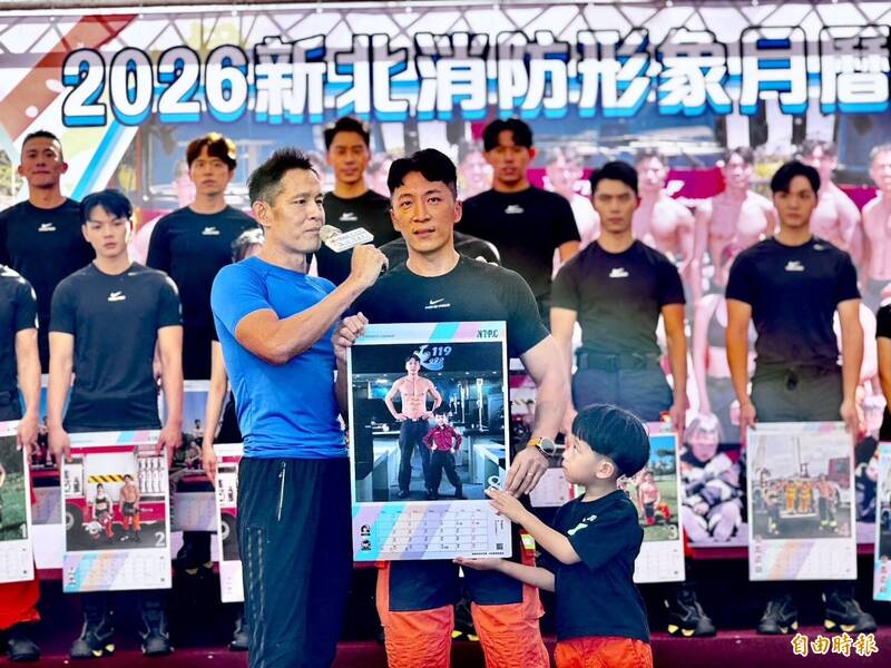 新北消防形象月历登场，第一大队民生分队刘志浩（中）担任8月份主角。（记者罗国嘉摄）