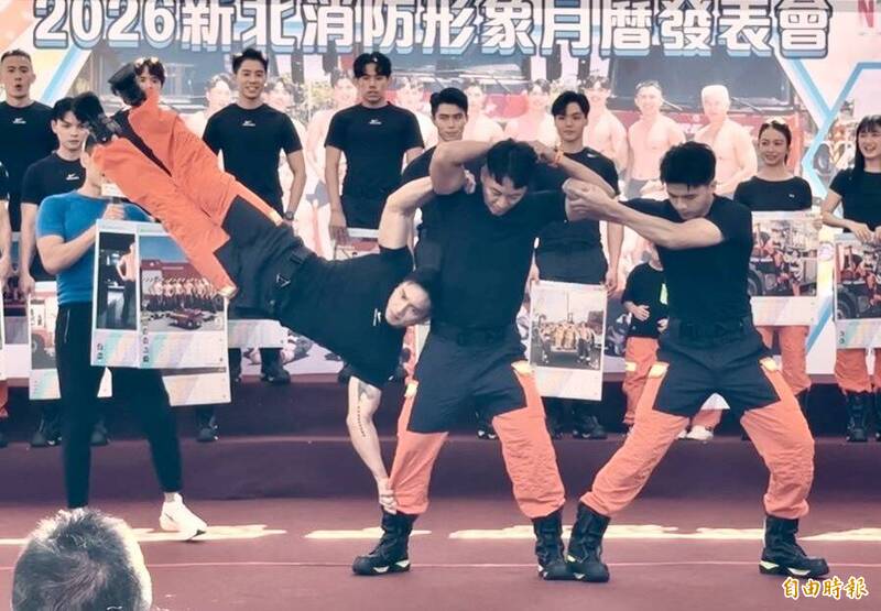 现场消防猛男秀肌肉。（记者罗国嘉摄）