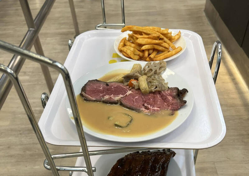 網友爆在台中IKEA吃下「幾乎全生」牛排上吐下瀉 中市衛生局要出手查了