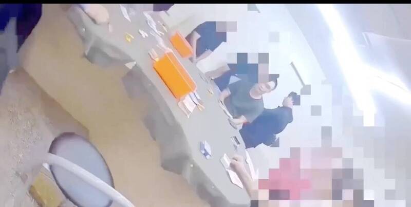 警方突袭路取缔地下赌场。（记者刘庆侯翻摄）