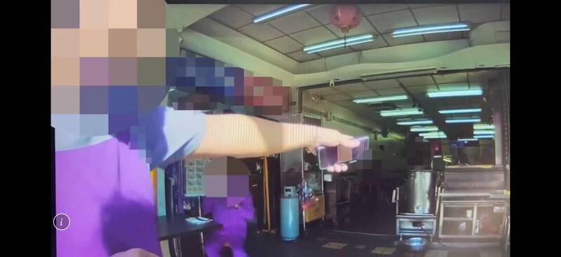 自助餐店向警方报案，警方到场了解相关案情。（记者邱俊福翻摄）