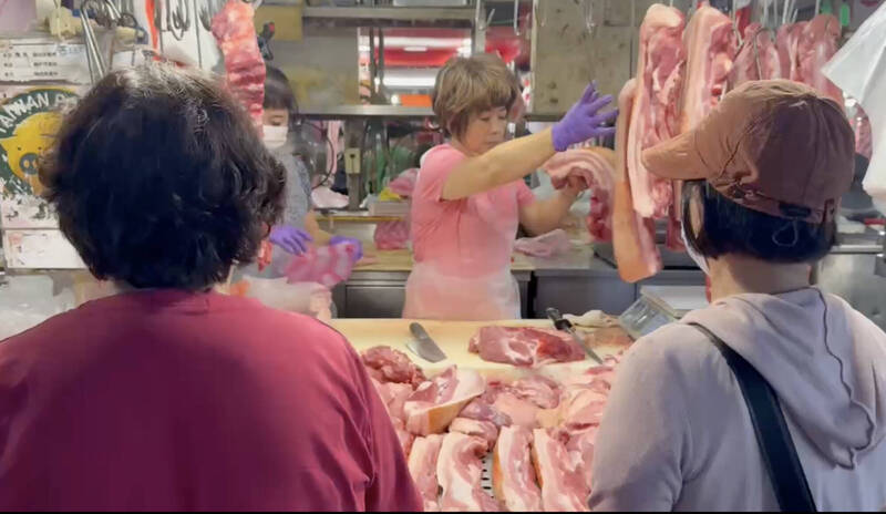 豬肉開賣 立委巡走台東市場提醒登記中央補助3萬元