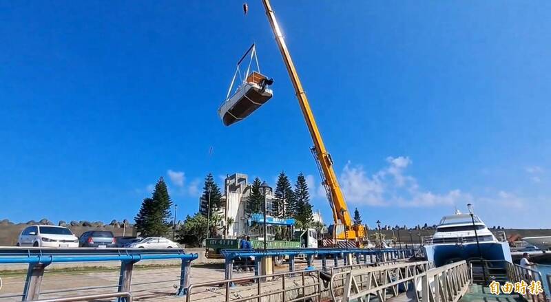 鳳凰颱風恐襲台!基隆碧砂漁港防颱 20多艘遊艇吊掛上岸