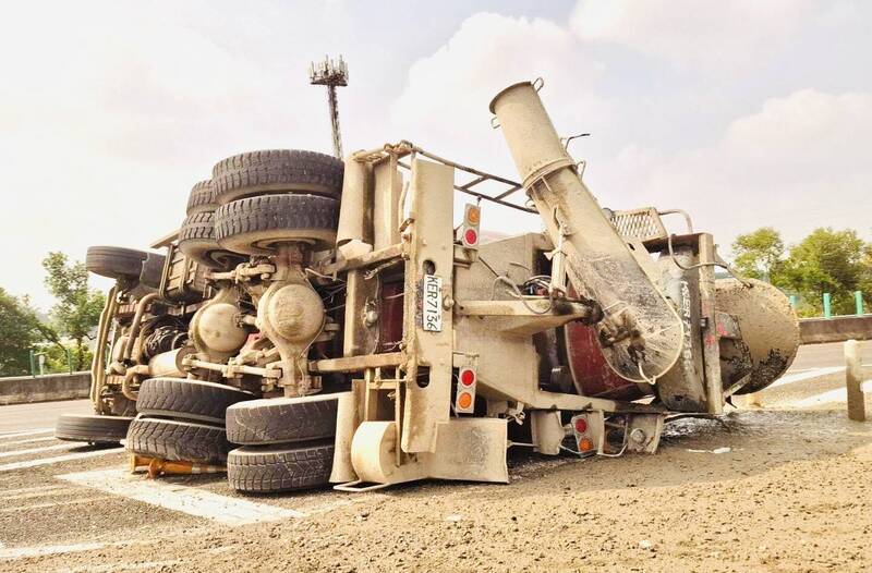 國三竹崎段又出事!昨車禍2人掛擋風玻璃慘死 今對向車道混凝土車翻覆