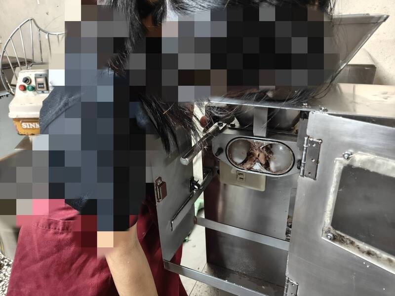 台中知名百年餅店犂記驚傳意外!女員工左手捲入攪拌機3指疑遭壓碎
