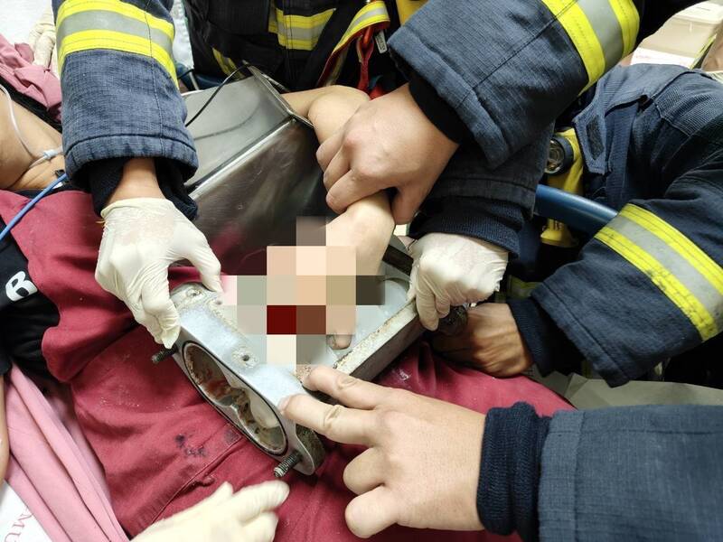 消防人员先将机器大部拆解，再连带部分机械将人送医抢救。（警方提供）