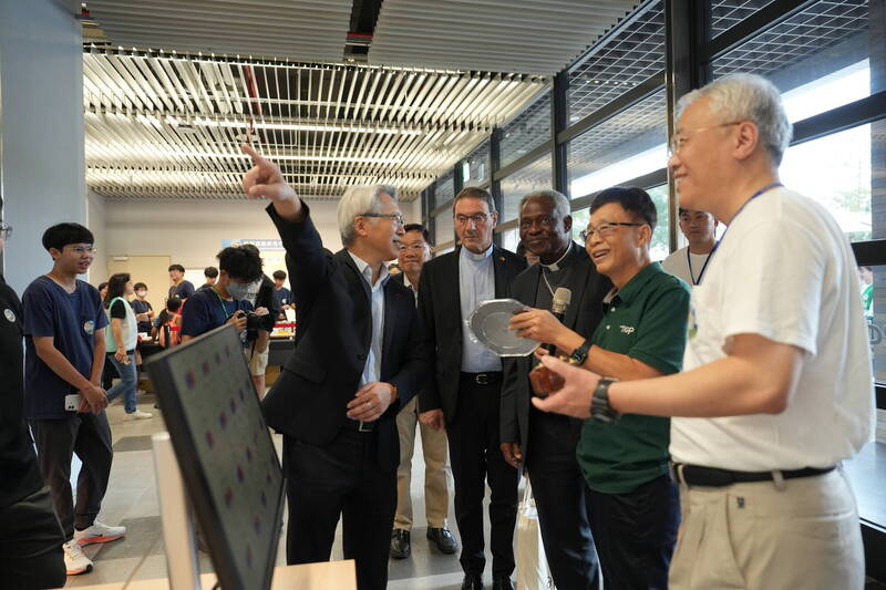 中研院南部院區開放日 邀梵諦岡樞機主教感受我學子對知識熱情