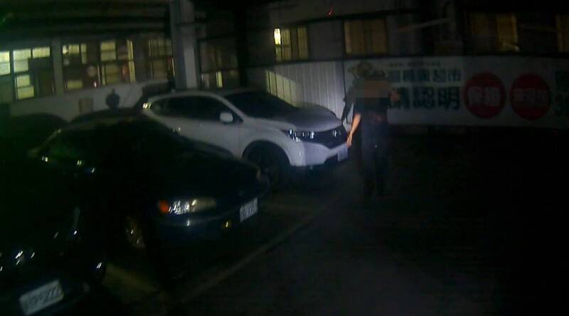 警方在停车场轿车车底揪出王男。（民众提供）