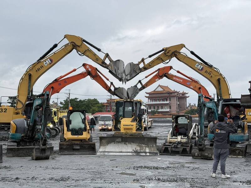 橫跨400公里救災！「雲林隊」44天不眠不休 撤離前怪手排出巨大愛心