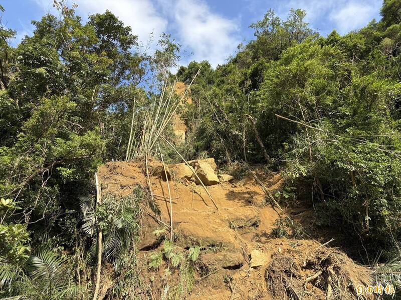 基隆暖暖興隆街邊坡仍有巨石裂開 不排除封路至春節後