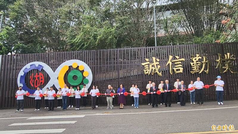 我們都是湖農人!大湖農工百週年校慶 校方頒發特殊貢獻獎