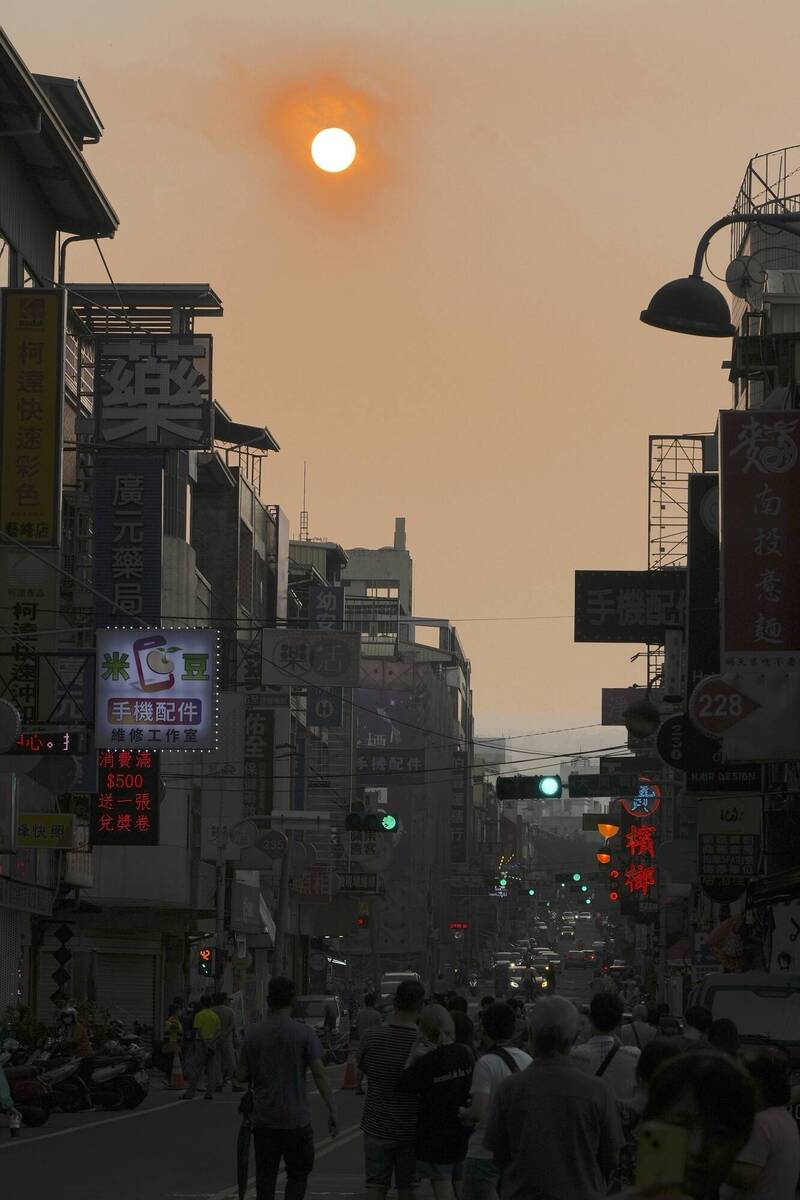 台版「曼哈頓懸日」!南投市民族路封街攝日 吸爆滿人潮
