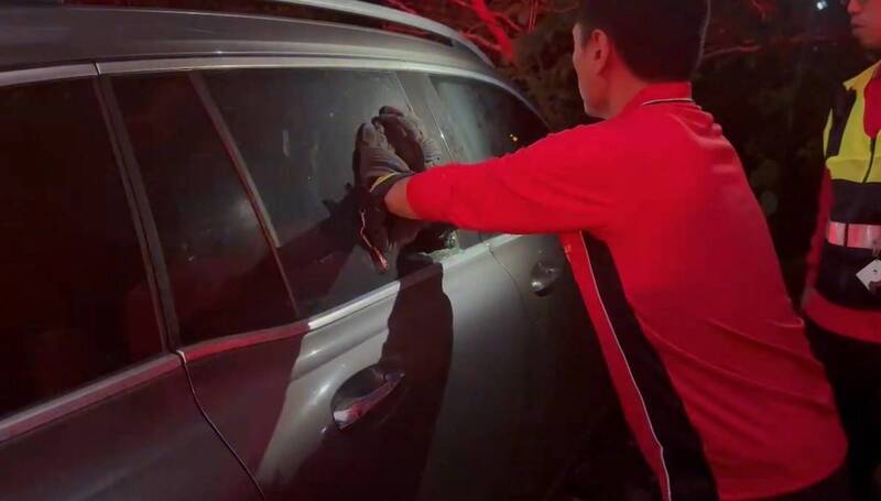 爺奶帶娃遊五峰旗 2歲男童遭反鎖賓士車內 礁溪警消破窗救出