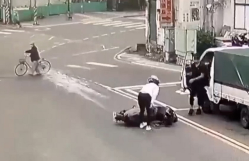 甩落路面摔碎的豆腐害3名骑士摔车。（记者林嘉东翻摄）