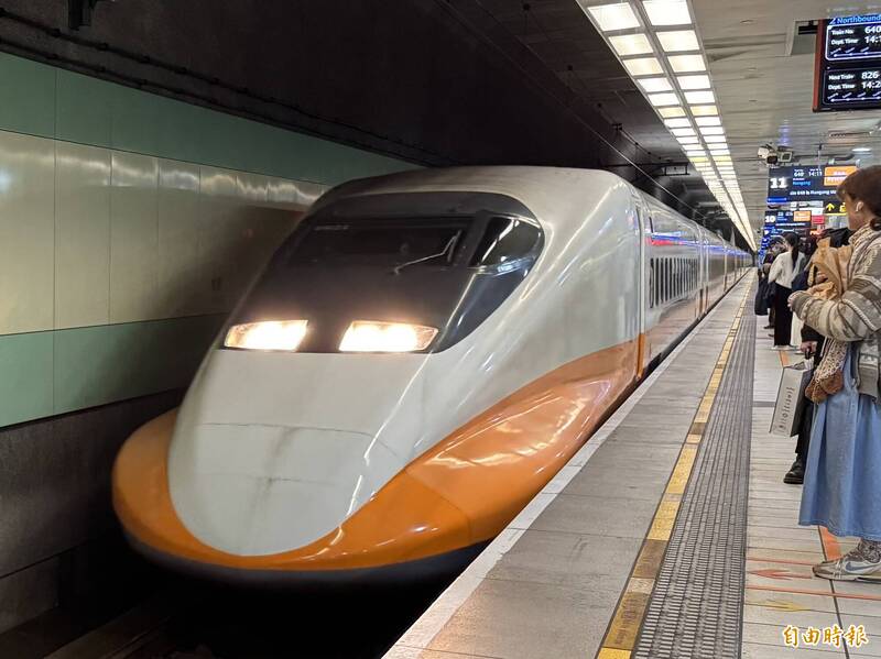 搭高鐵批改作業鄰座嫌「太吵」 網友：難道要零分貝車廂