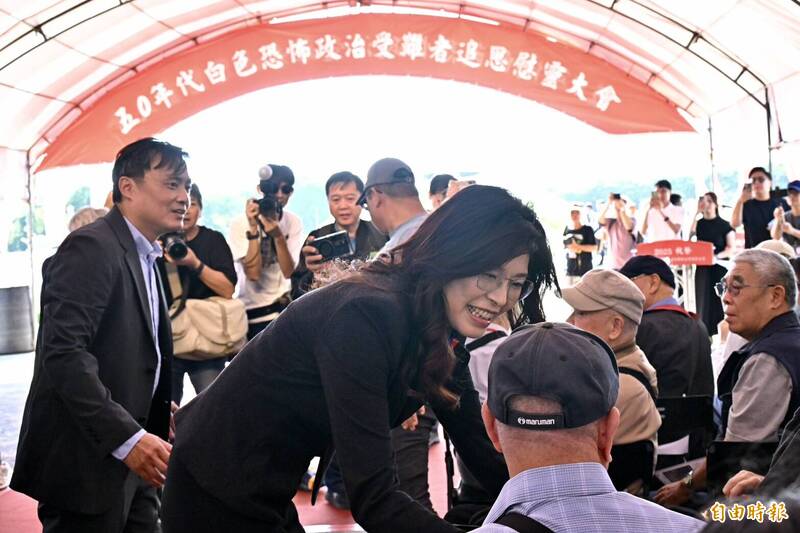 國民黨主席鄭麗文今出席由「台灣地區政治受難人互助會」等統派團體舉辦的「五〇年代白色恐怖受難者追思慰靈大會」（秋祭）引發爭議。（記者塗建榮攝）