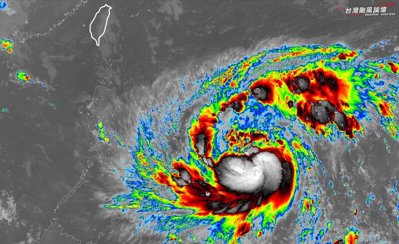 鳳凰颱風持續增強侵台機率高!氣象粉專曝南北風雨影響時程
