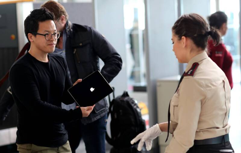 出國別忘先充電!英國「4家航空」手機、筆電沒電恐遭沒收