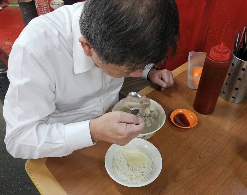 曬2張吃豬照 陳時中宣布：本土清零、「豬」事大吉！