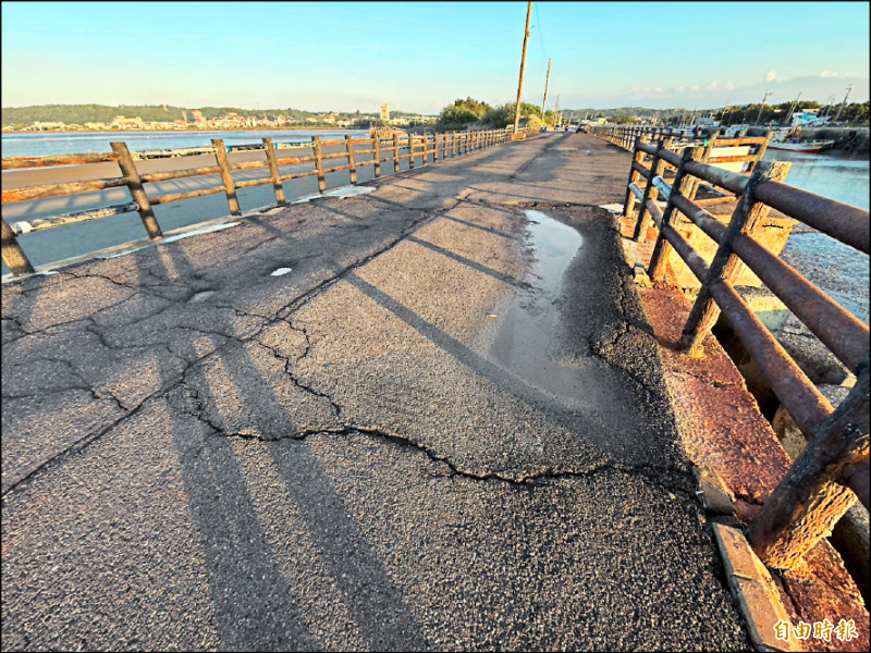 竹市海山漁港觀景台 地基塌欄杆毀