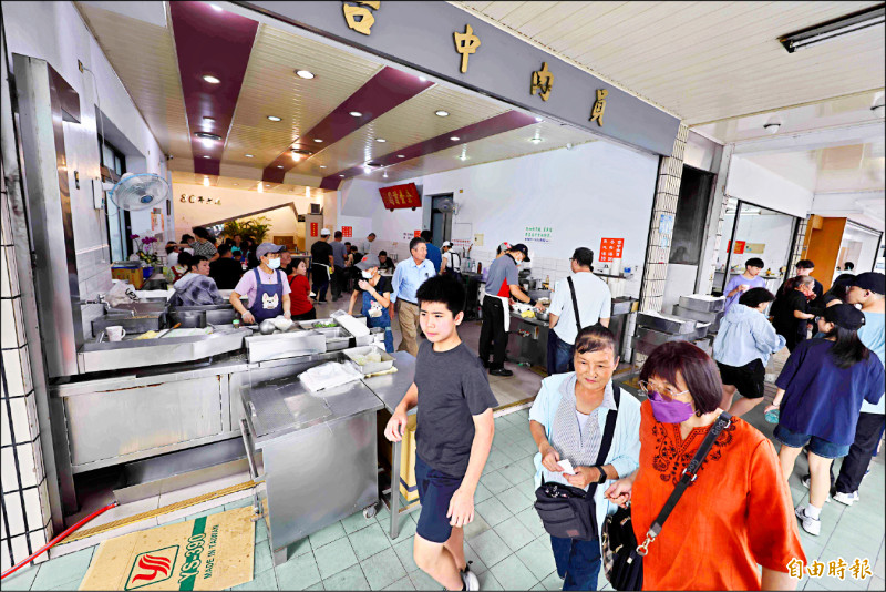 台中建國市場豬肉攤擠爆 小吃店復業