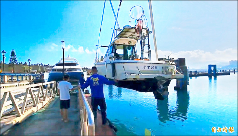 颱風逼近 基隆碧砂漁港遊艇吊上岸