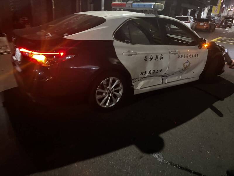 警车遭逃逸嫌犯开车撞击，车辆右侧受损。（民众提供）