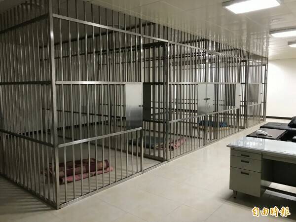 拘留室律見怪談！停電3分鐘血腥味瀰漫 法警一句話讓他背脊發涼