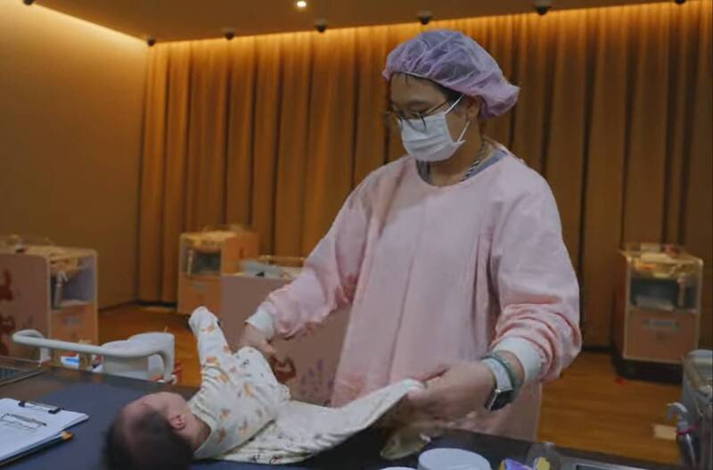 房務轉戰托育人員 潘菁萍化身新手媽媽溫暖靠山