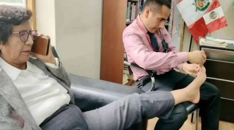 秘鲁圣马丁省国会议员巴斯克斯（Lucinda Vásquez）在办公室要求助理帮忙剪脚指甲引起众怒。（图翻摄自Infobae）